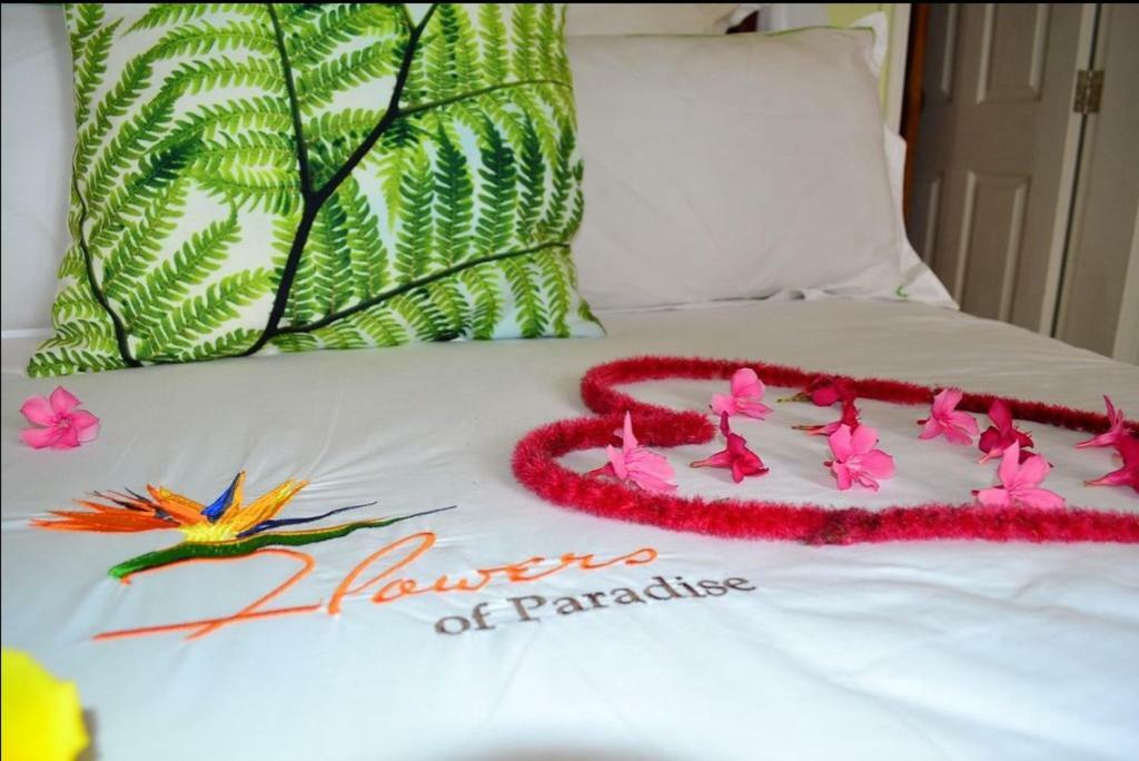 Flowers Of Paradise Pereybere Beach Exteriör bild
